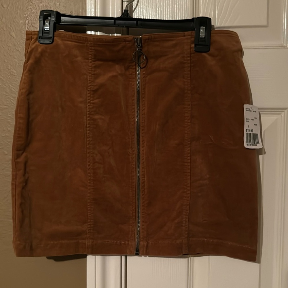 Forever 21, Skirt. Size:L, Zipper in the front. Has tag.